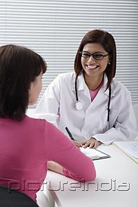 PictureIndia - Doctor with patient