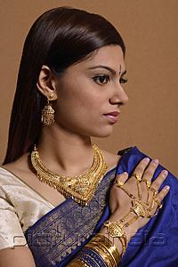 PictureIndia - Indian woman wearing traditional wedding jewelry