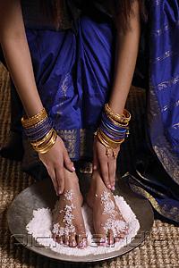 PictureIndia - Indian woman with feet in salt scrub