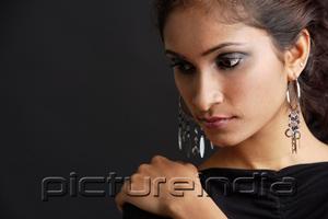PictureIndia - Woman looking away, head shot