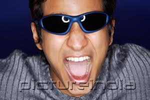PictureIndia - Man in sunglasses, shouting