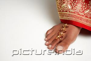 PictureIndia - Close-up of woman's feet with traditional Indian toe ring